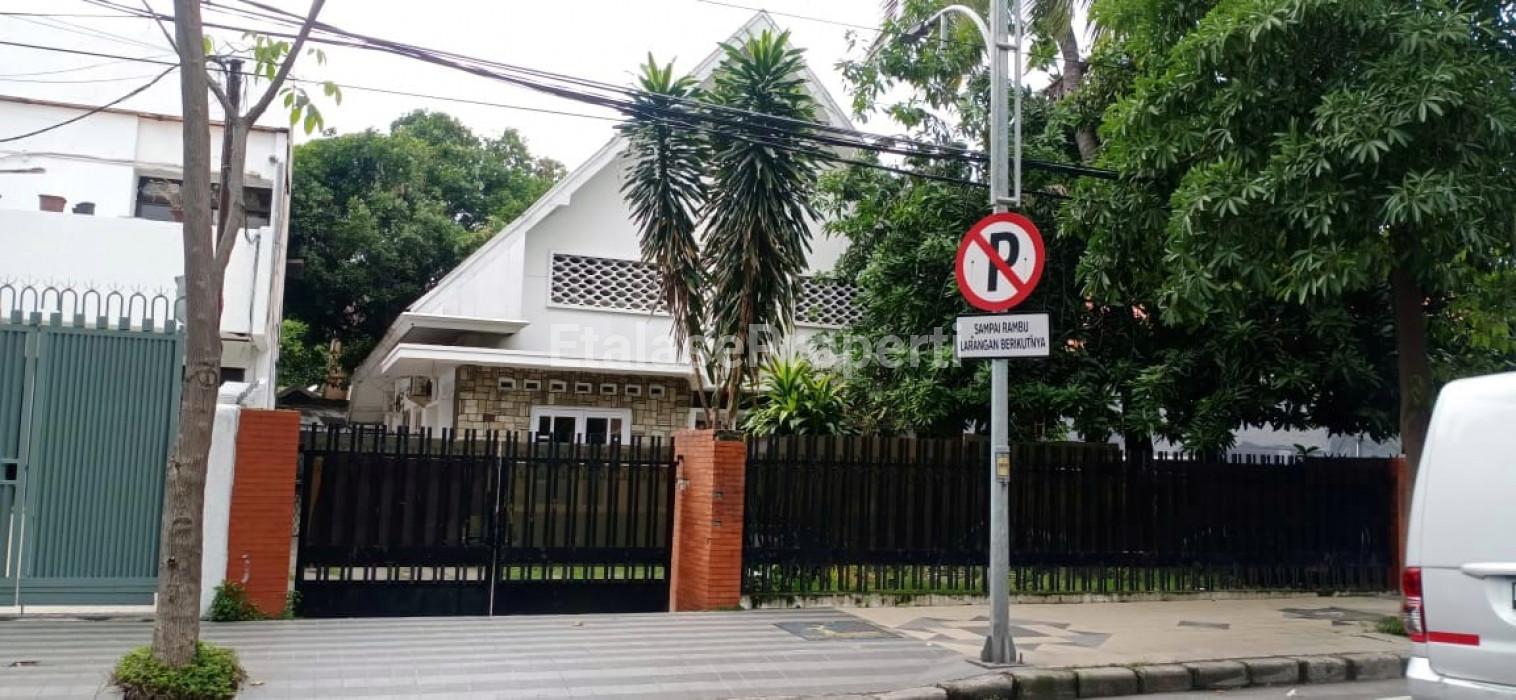 Foto properti Rumah Strategis Terletak Di Pusat Kota Surabaya 1
