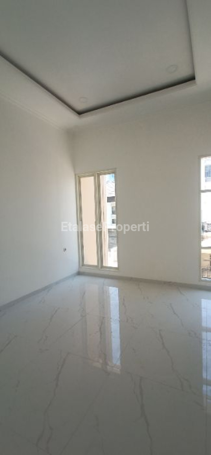Foto properti Dijual Rumah Baru Gress 3