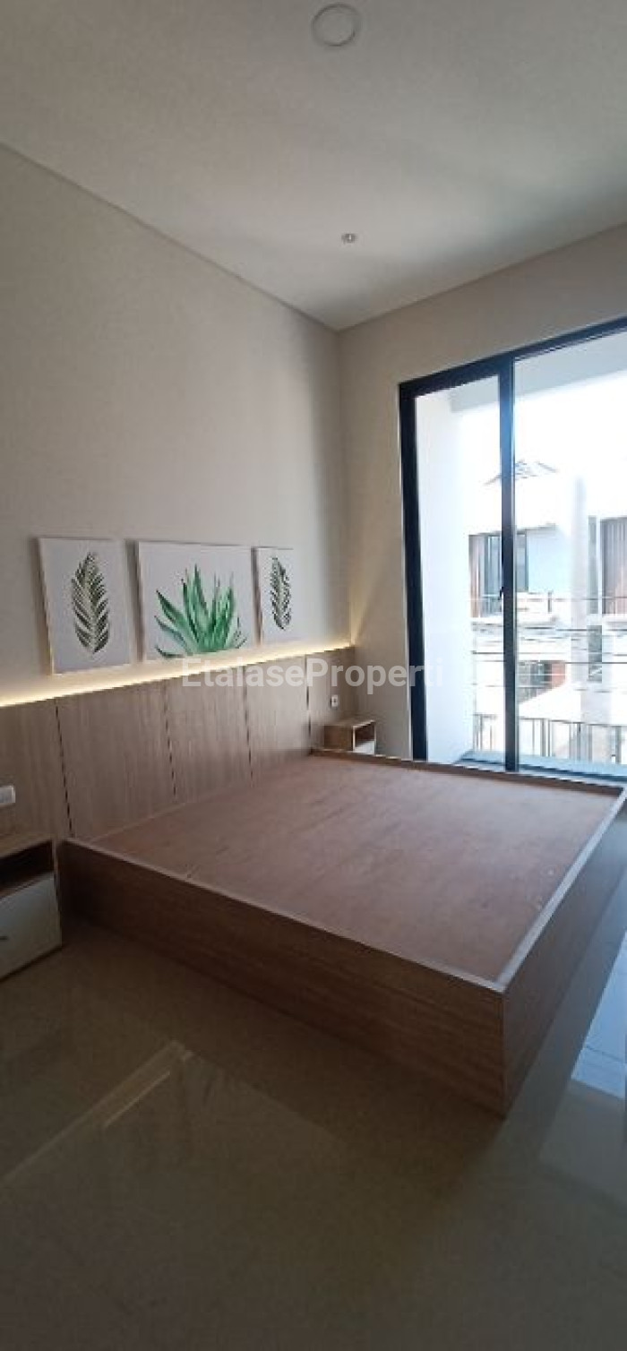Foto properti Dijual Rumah 2 Lantai 2