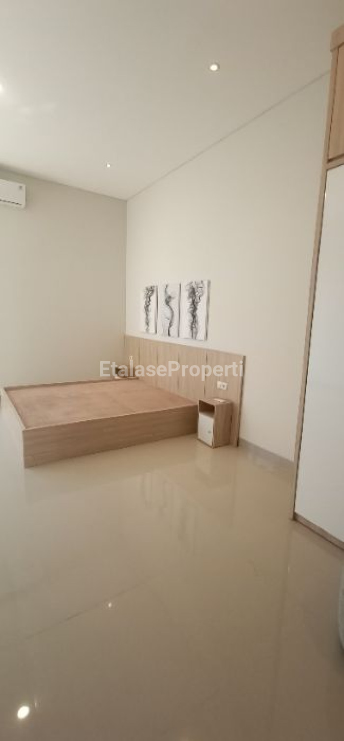 Foto properti Dijual Rumah 2 Lantai 3