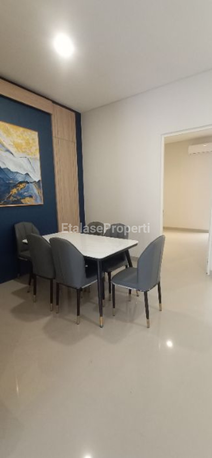 Foto properti Dijual Rumah 2 Lantai 4