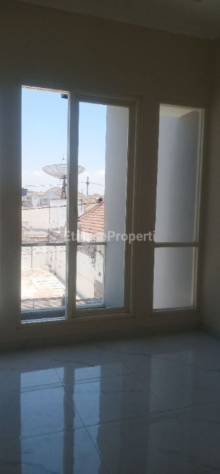 Foto properti Dijual Rumah 2 Lantai 6