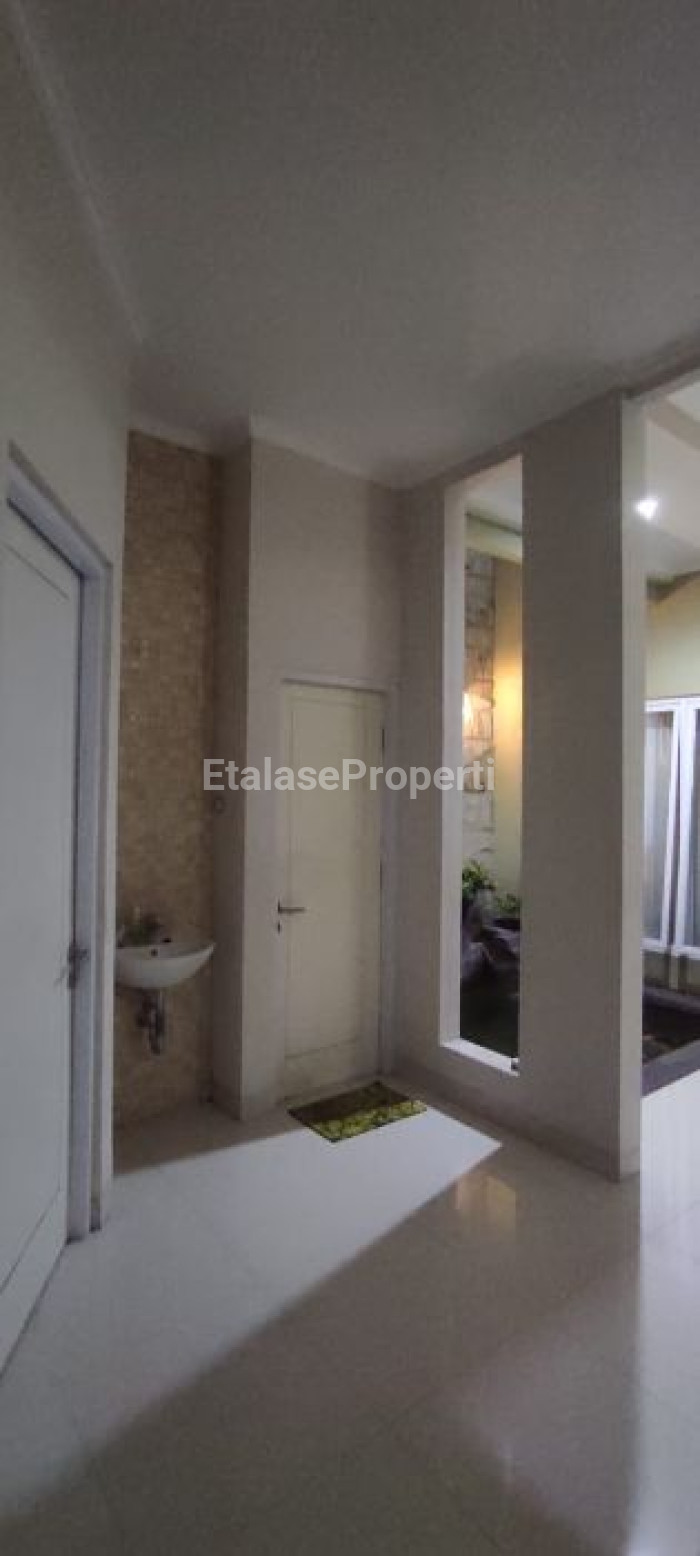 Foto properti Dijual Rumah GAYUNGSARI BARAT 2