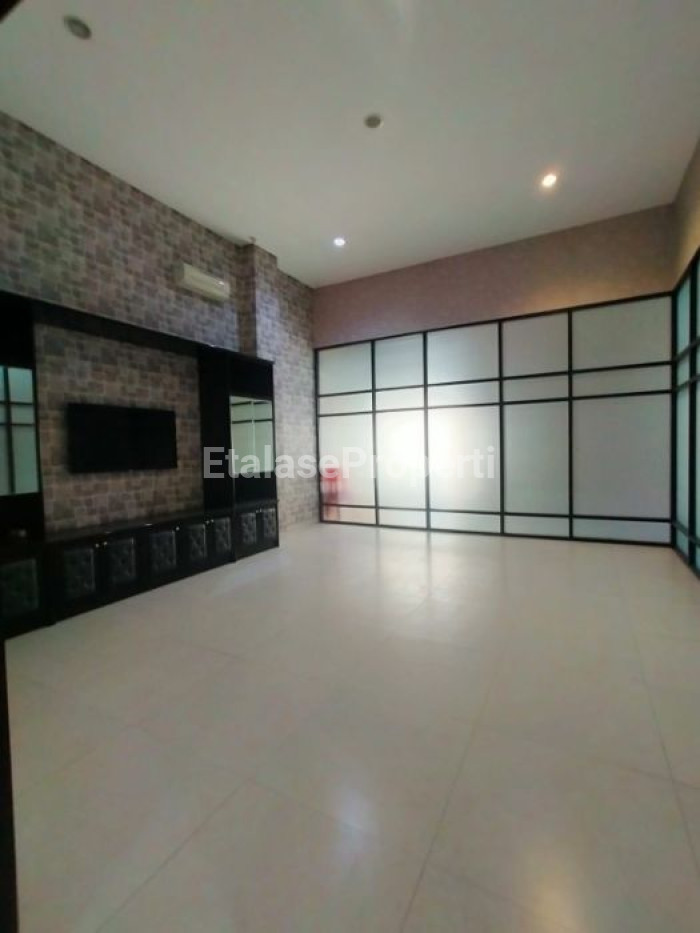Foto properti Disewakan Ruang Usaha Raya Dharmahusada 1