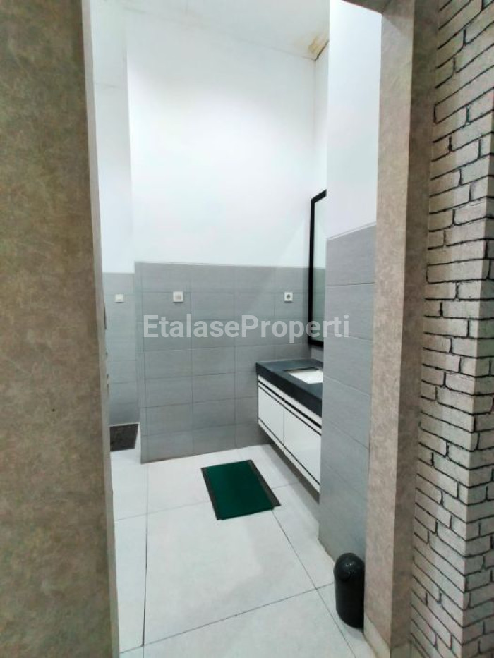 Foto properti Disewakan Ruang Usaha Raya Dharmahusada 5