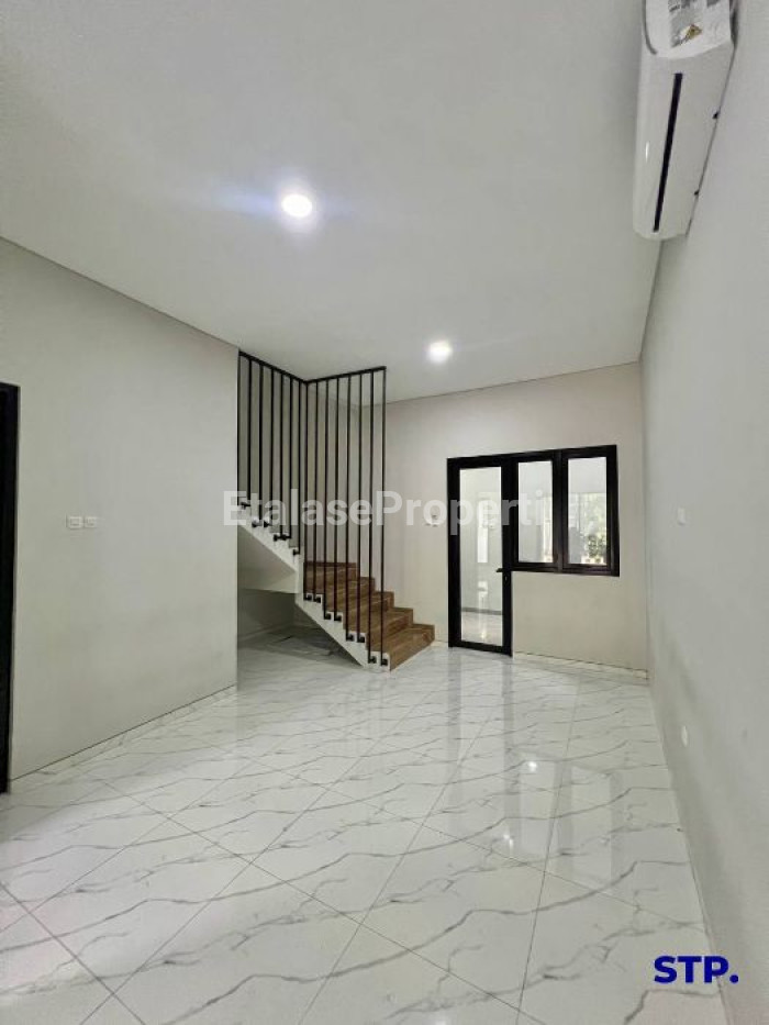 Foto properti Rumah Minimalis Kutisari Indah Utara ROW LEBAR 2