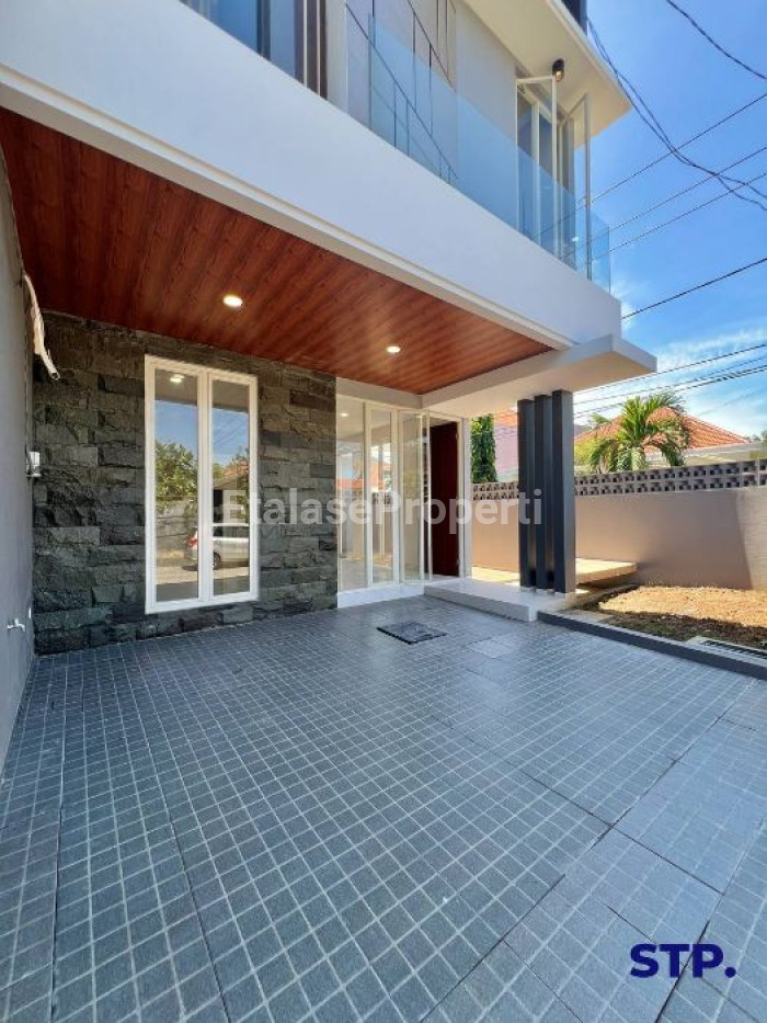 Foto properti Rumah Baru Hoek Scandinavian Di Manyar Tirtoyoso 2