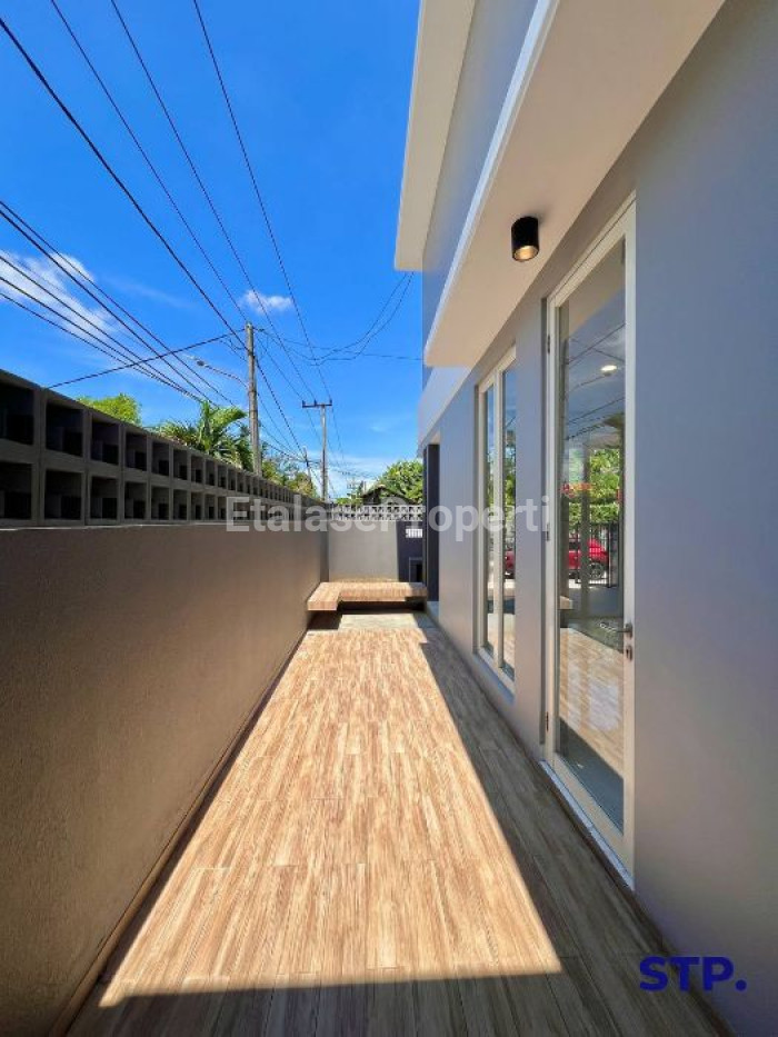 Foto properti Rumah Baru Hoek Scandinavian Di Manyar Tirtoyoso 3