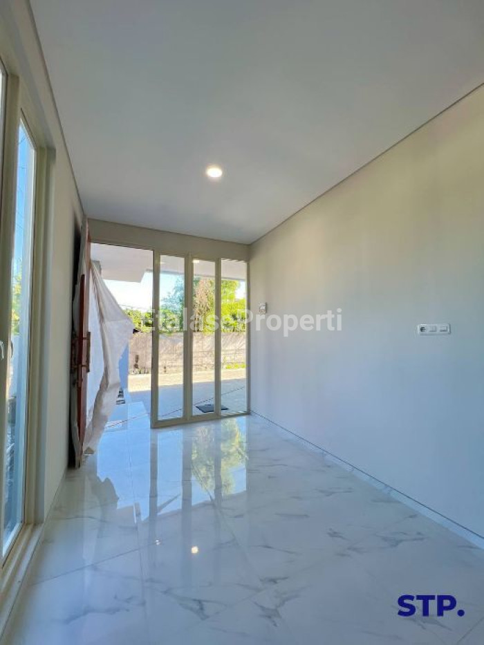 Foto properti Rumah Baru Hoek Scandinavian Di Manyar Tirtoyoso 4