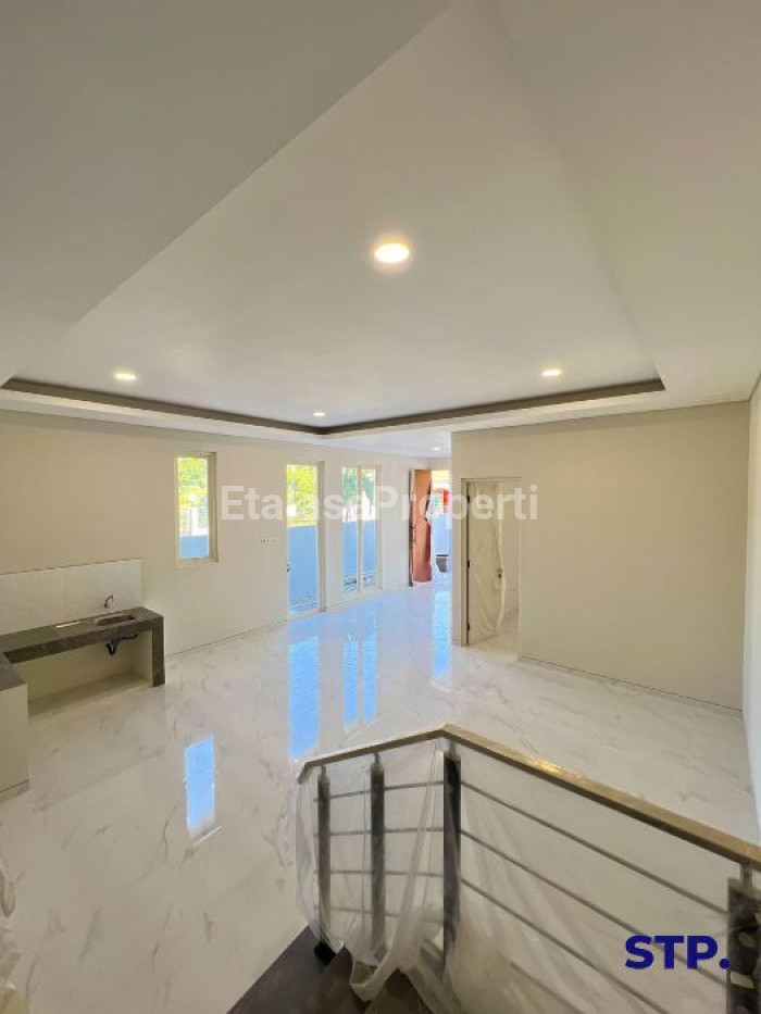 Foto properti Rumah Baru Hoek Scandinavian Di Manyar Tirtoyoso 5