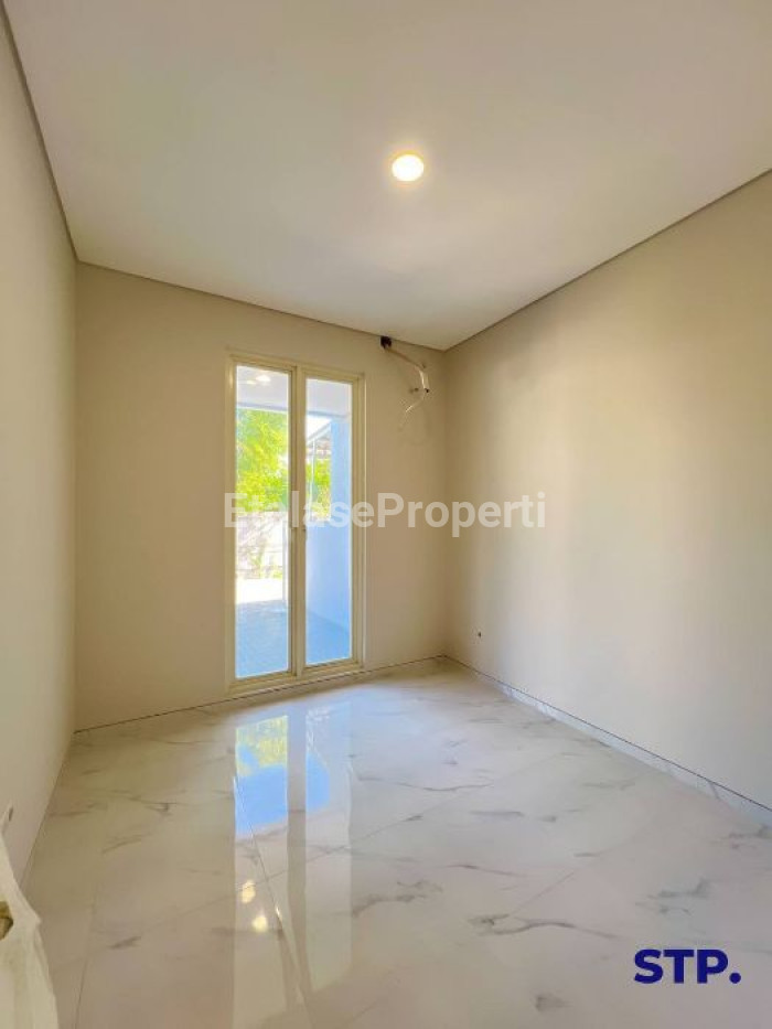 Foto properti Rumah Baru Hoek Scandinavian Di Manyar Tirtoyoso 6