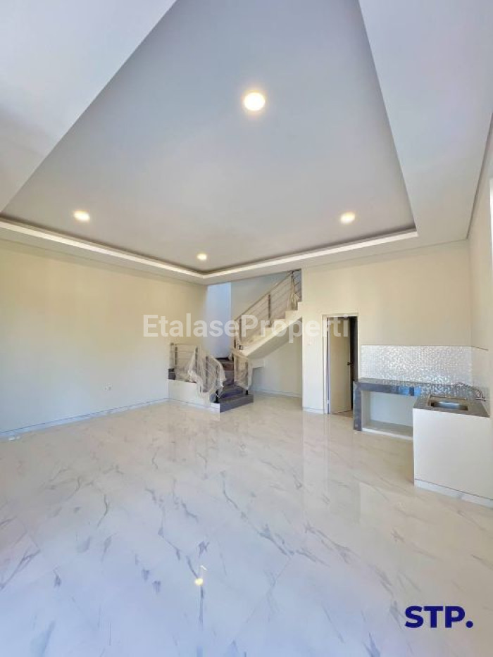 Foto properti Rumah Baru Hoek Scandinavian Di Manyar Tirtoyoso 7