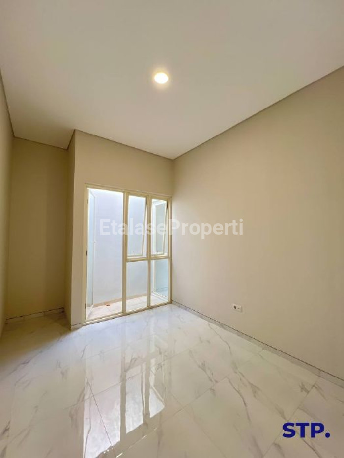 Foto properti Rumah Baru Hoek Scandinavian Di Manyar Tirtoyoso 8