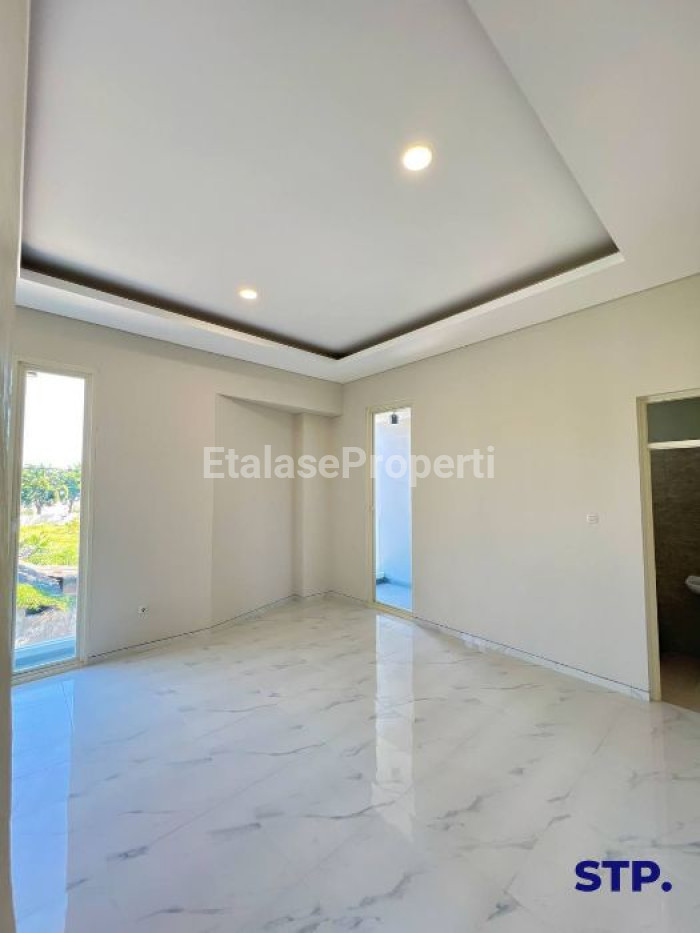 Foto properti Rumah Baru Hoek Scandinavian Di Manyar Tirtoyoso 9