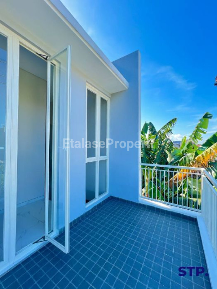 Foto properti Rumah Baru Hoek Scandinavian Di Manyar Tirtoyoso 10