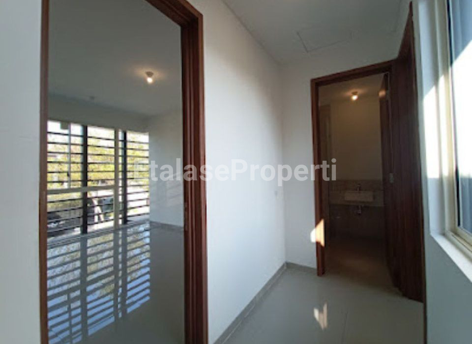 Foto properti Dijual Rumah 2 Lantai 4