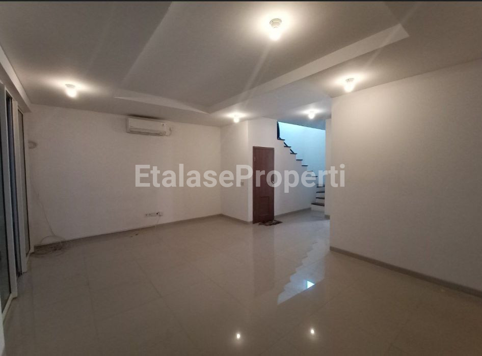 Foto properti Dijual Rumah 2 Lantai 6