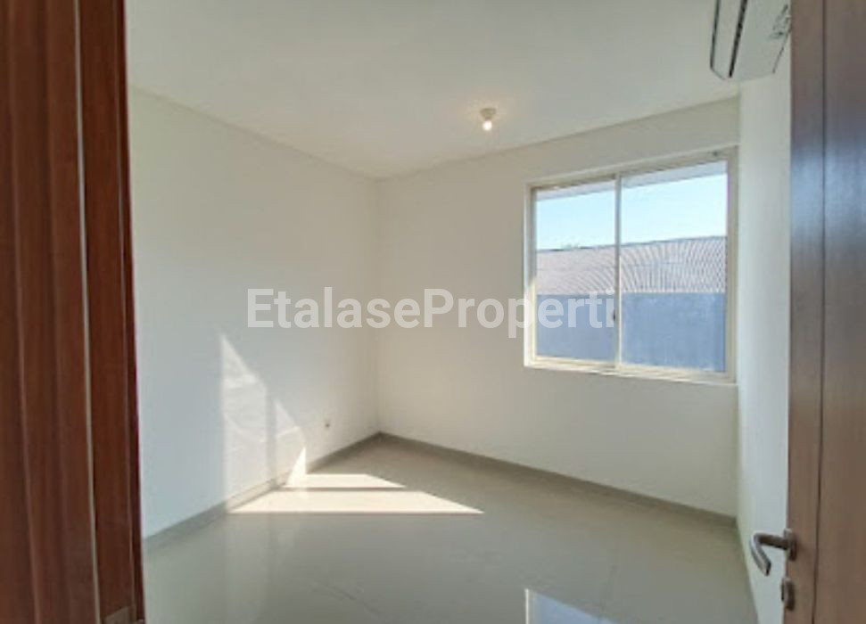 Foto properti Dijual Rumah 2 Lantai 7