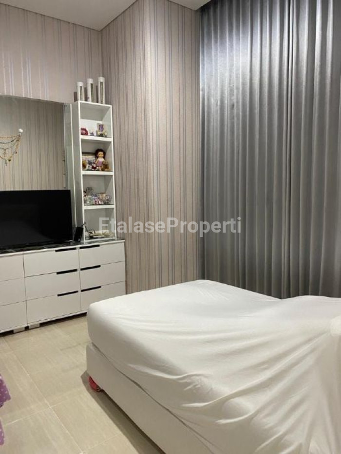 Foto properti Dijual Rumah 2 Lantai 2