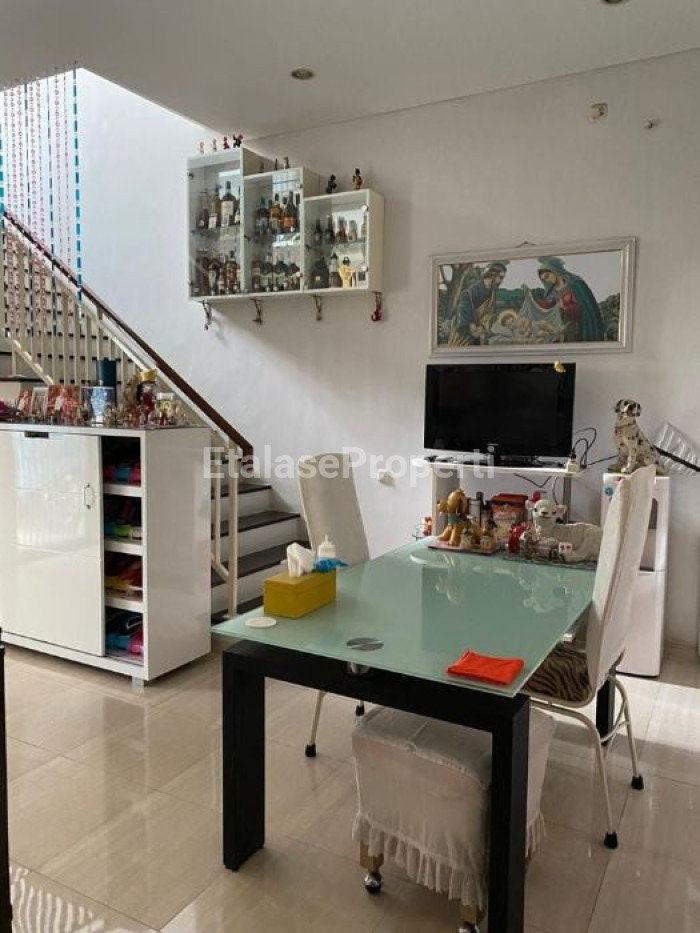 Foto properti Dijual Rumah 2 Lantai 5
