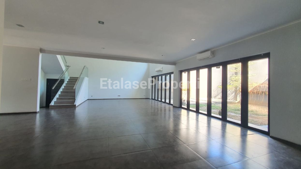 Foto properti Rumah MEWAH Modern Fasilitas Lengkap Siap Huni Strategis Di Daerah Elite Graha Family Surabaya Barat 2