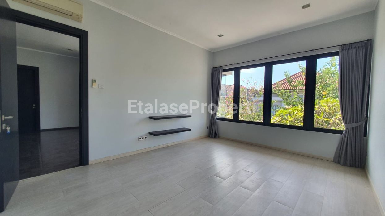 Foto properti Rumah MEWAH Modern Fasilitas Lengkap Siap Huni Strategis Di Daerah Elite Graha Family Surabaya Barat 4