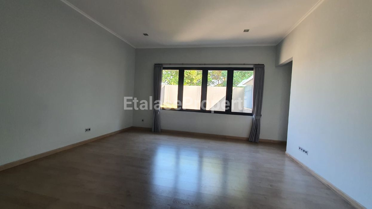Foto properti Rumah MEWAH Modern Fasilitas Lengkap Siap Huni Strategis Di Daerah Elite Graha Family Surabaya Barat 6