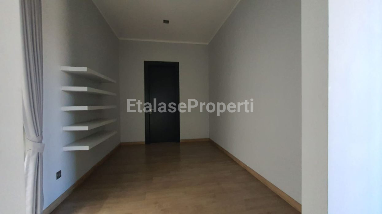 Foto properti Rumah MEWAH Modern Fasilitas Lengkap Siap Huni Strategis Di Daerah Elite Graha Family Surabaya Barat 7