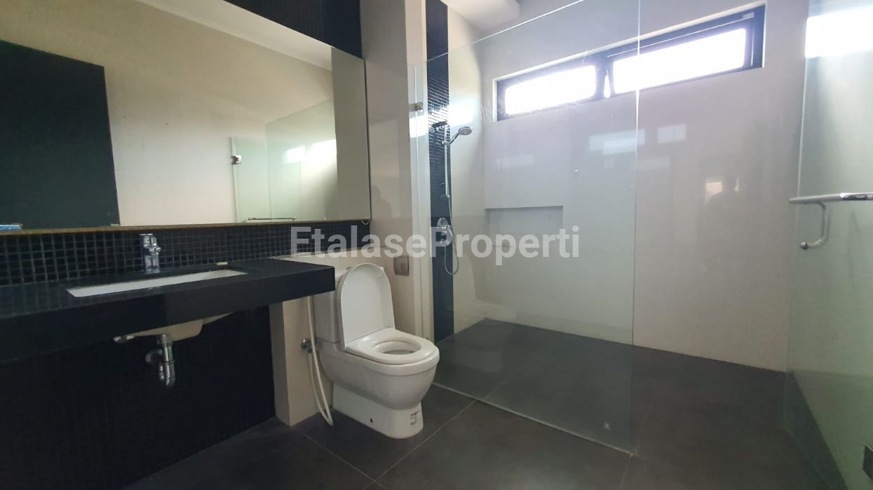 Foto properti Rumah MEWAH Modern Fasilitas Lengkap Siap Huni Strategis Di Daerah Elite Graha Family Surabaya Barat 8