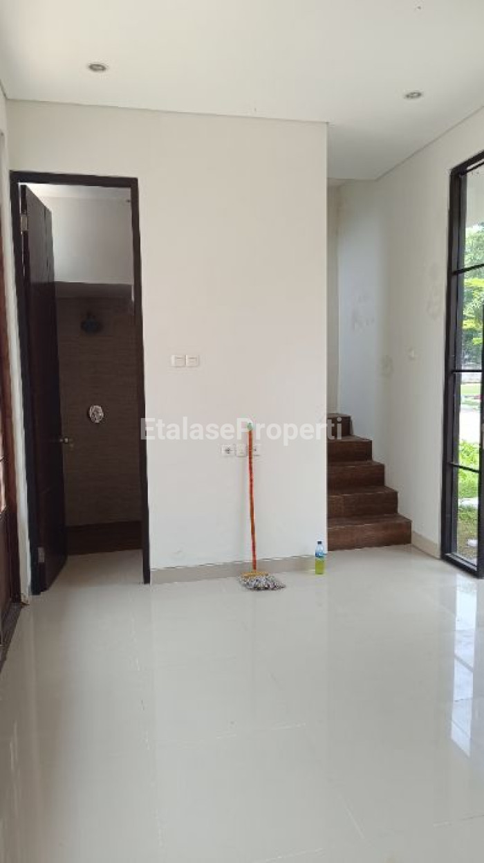 Foto properti Disewakan Rumah 2 Lantai 2