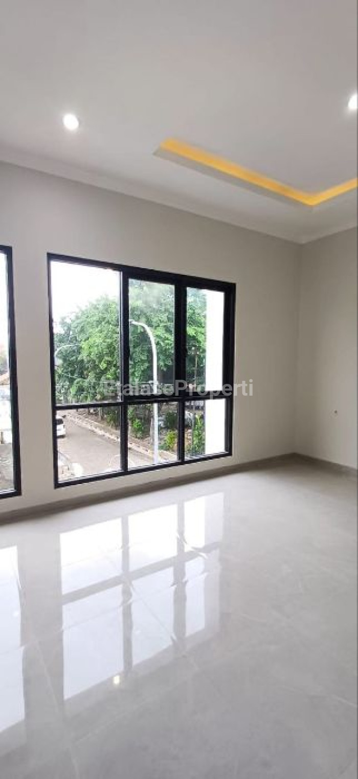 Foto properti Dijual Rumah Baru Gress 5