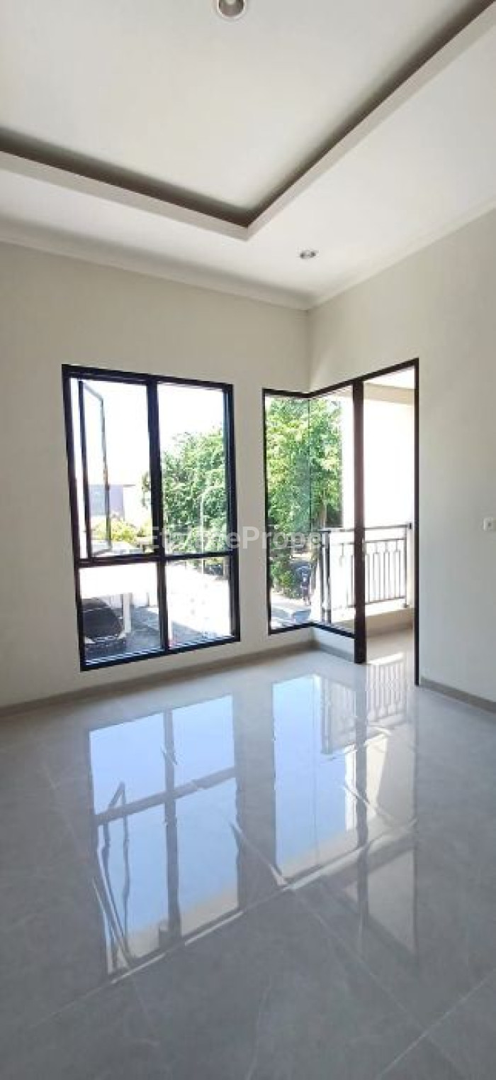 Foto properti Dijual Rumah 2 Lantai Baru Gress 2