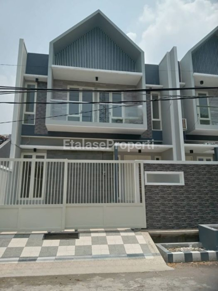 Foto properti Dijual Rumah Baru Scandinavian 2 Lt Manyar Tirtomoyo 1