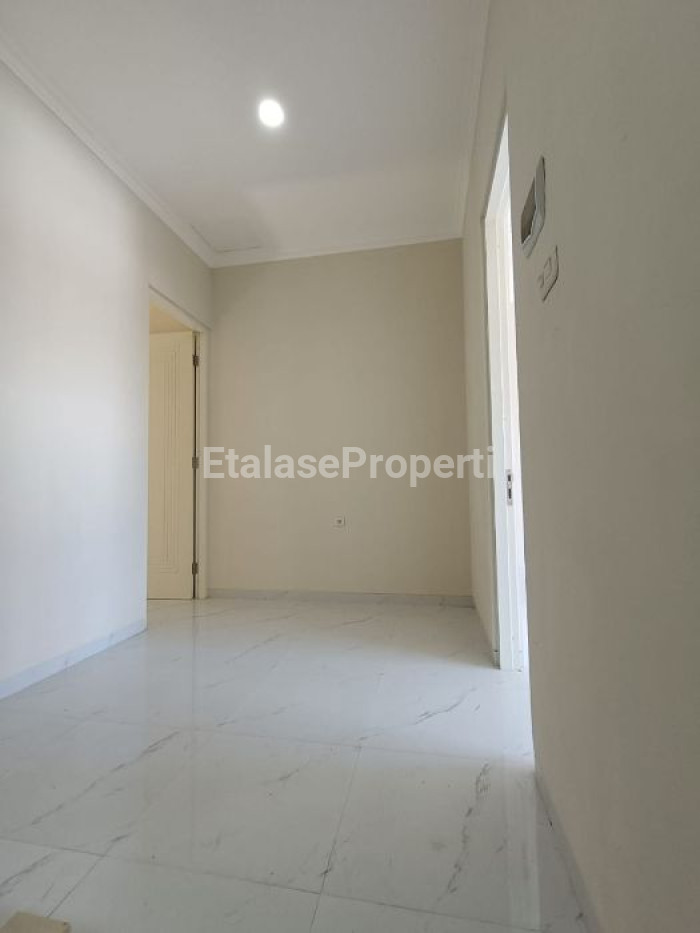 Foto properti Dijual Rumah Baru Scandinavian 2 Lt Manyar Tirtomoyo 2