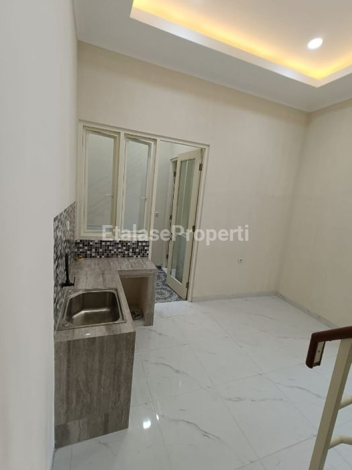 Foto properti Dijual Rumah Baru Scandinavian 2 Lt Manyar Tirtomoyo 3