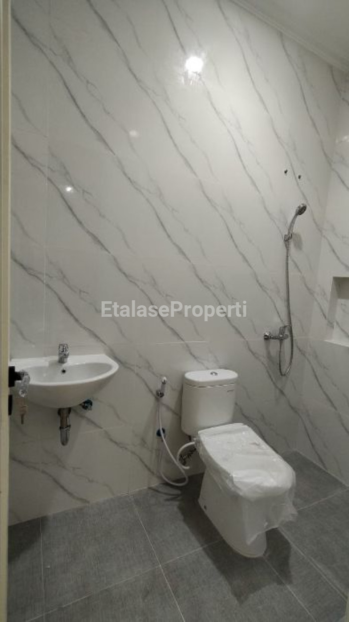 Foto properti Dijual Rumah Baru Scandinavian 2 Lt Manyar Tirtomoyo 4