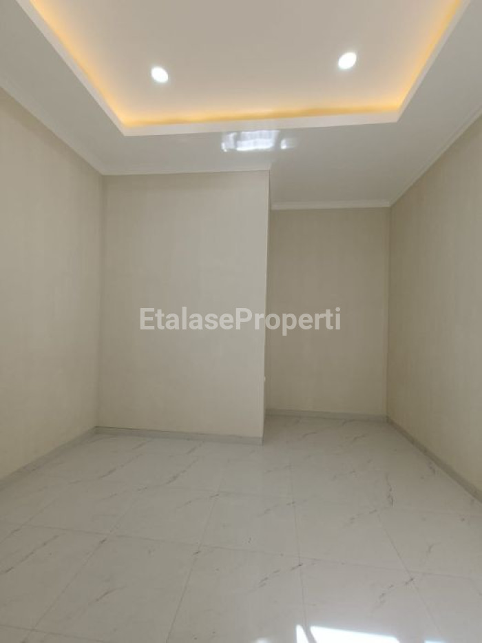 Foto properti Dijual Rumah Baru Scandinavian 2 Lt Manyar Tirtomoyo 5
