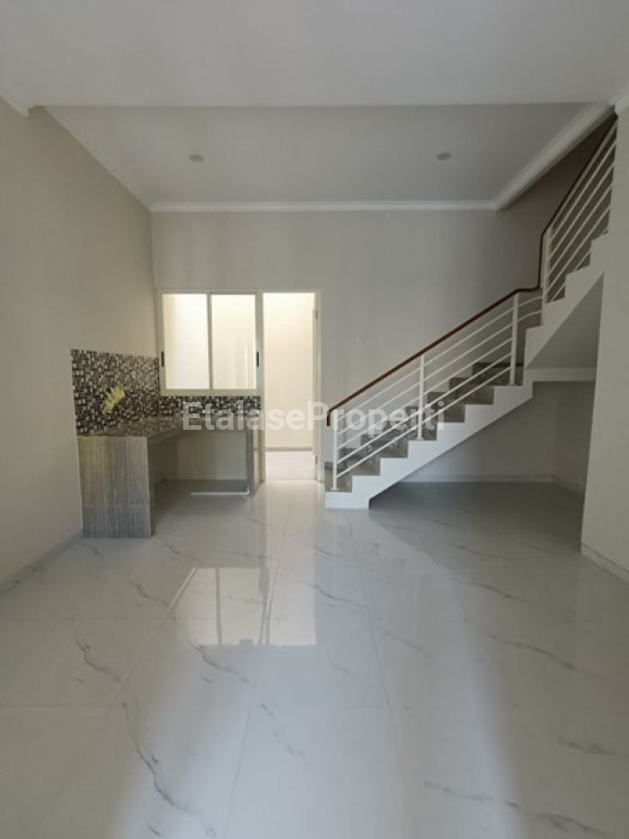 Foto properti Dijual Rumah Baru Scandinavian 2 Lt Manyar Tirtomoyo 6