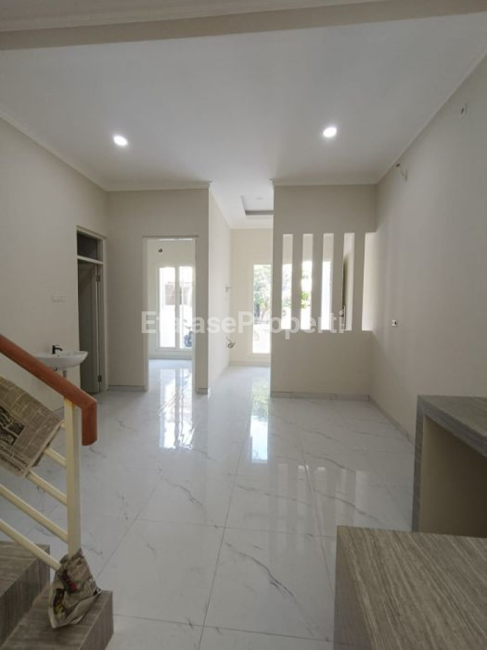 Foto properti Dijual Rumah Baru Scandinavian 2 Lt Manyar Tirtomoyo 7