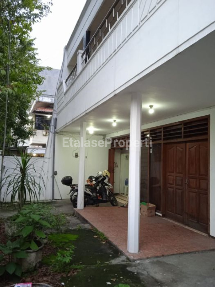Foto properti *Dijual Rumah 3 Lantai, Raya Dukuh Kupang Barat* 2