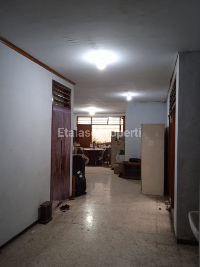 Foto properti *Dijual Rumah 3 Lantai, Raya Dukuh Kupang Barat* 4