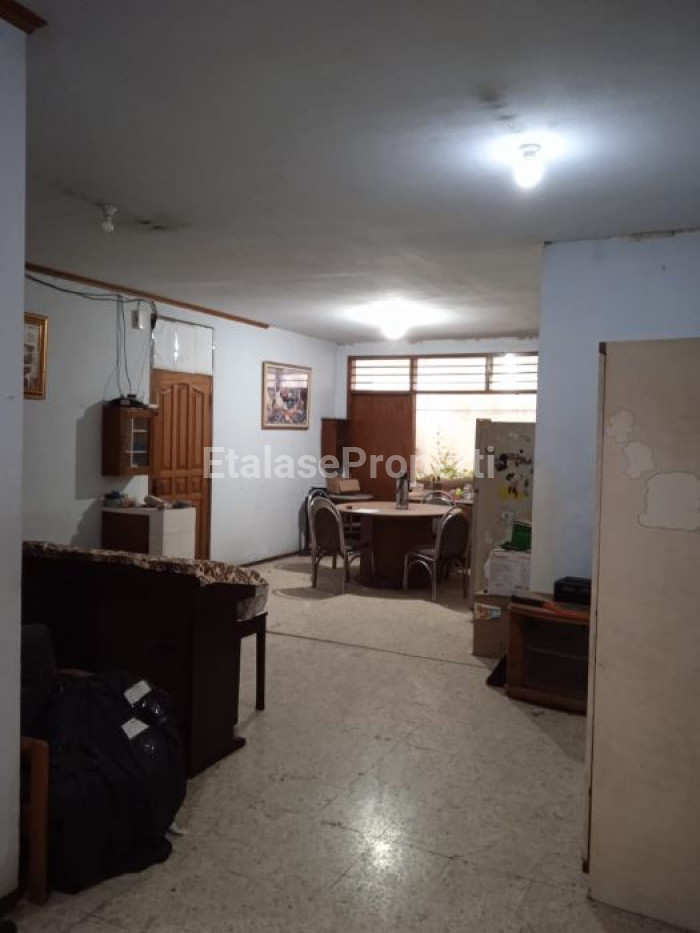 Foto properti *Dijual Rumah 3 Lantai, Raya Dukuh Kupang Barat* 5