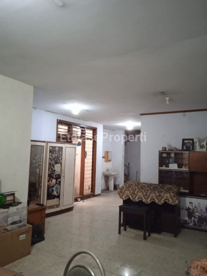 Foto properti *Dijual Rumah 3 Lantai, Raya Dukuh Kupang Barat* 6