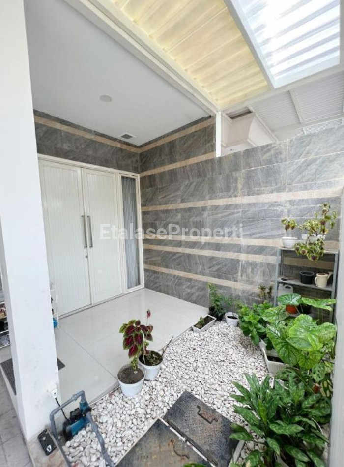 Foto properti Dijual Rumah Modern Minimalis 2 Lt Sutorejo Utara 4