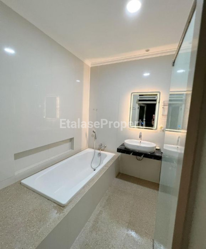 Foto properti Dijual Rumah Modern Minimalis 2 Lt Sutorejo Utara 9