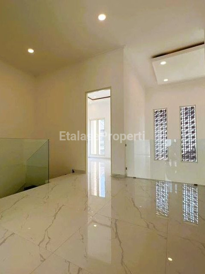 Foto properti Dijual Rumah Baru 2 Lantai Minimalis Manyar Kertoadi Dekat Galaxy Mall 9
