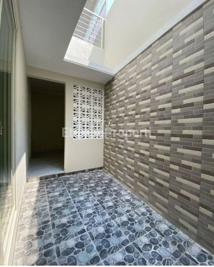 Foto properti Rumah Baru 2 Lantai Manyar Tirtomoyo Dekat Sekolah Petra Manyar 9