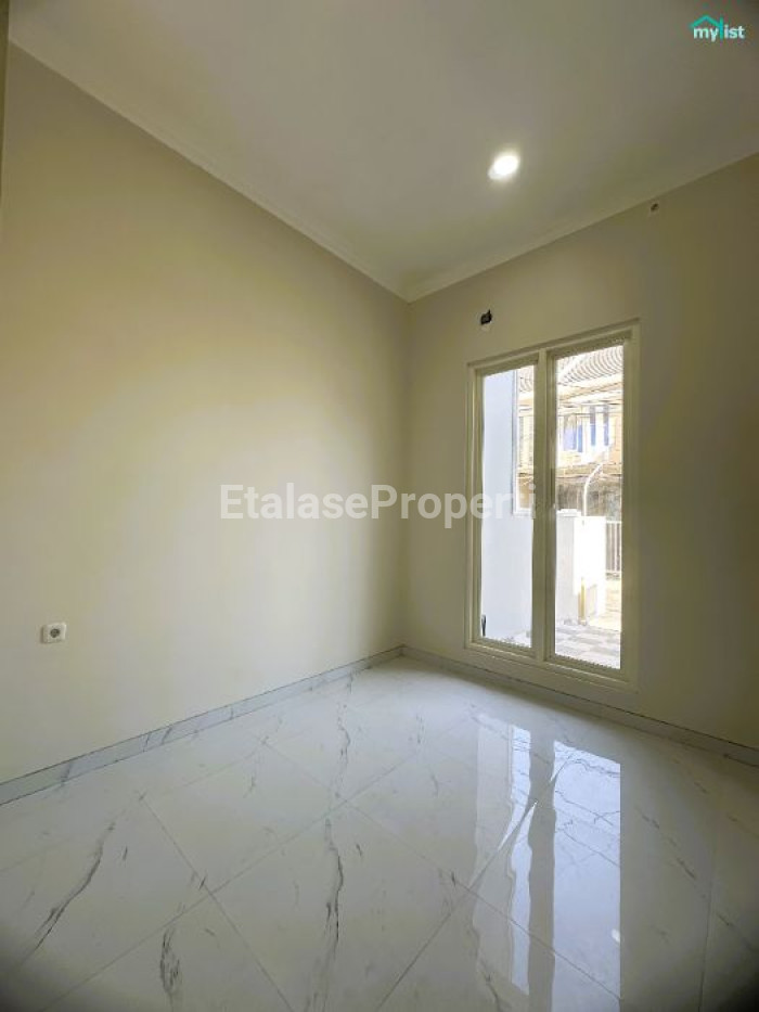 Foto properti Rumah Baru 2 Lantai Mulyosari Utara Minimalis Modern 3