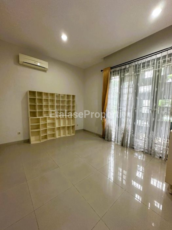 Foto properti Dijual / Disewakan Rumah Siap Huni Semi Furnished Dian Istana Park Avenue 10