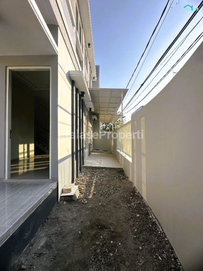 Foto properti Rumah Baru Gress 2 Lt Model Scandinavian Tenggilis Tengah Dekat Raya Prapen Dan Jemursari 5